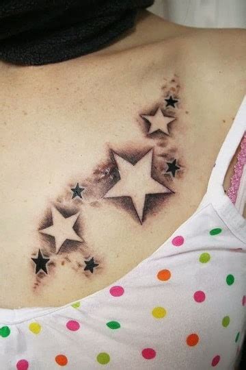 Tradicionales tatuajes de estrellas en el pecho